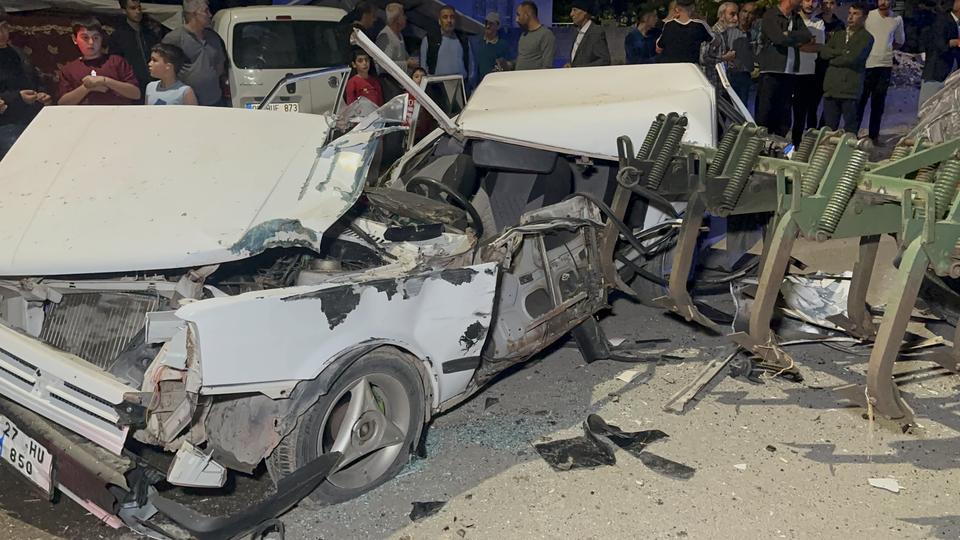 Traktör pulluğu çarptığı otomobili adeta parçaladı