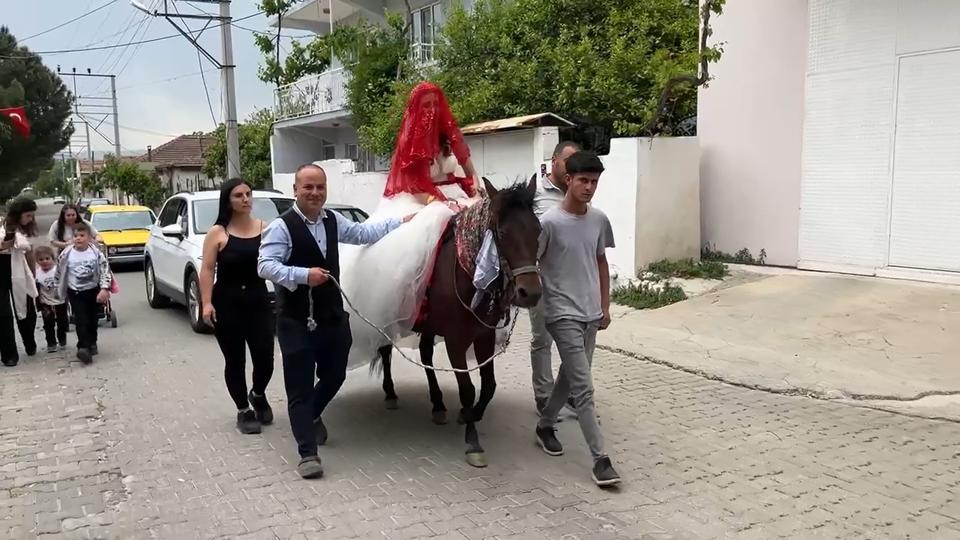 PANDEMİDE NİKAHLANAN ÇİFTİN DÜĞÜN HAYALİ 5 YIL SONRA GERÇEK OLDU NİKAHLARI SESSİZDİ, DÜĞÜNLERİ İSE DAVULLU-ZURNALI "NİKAHIMIZA ANNE-BABAMIZ BİLE GELEMEMİŞTİ"