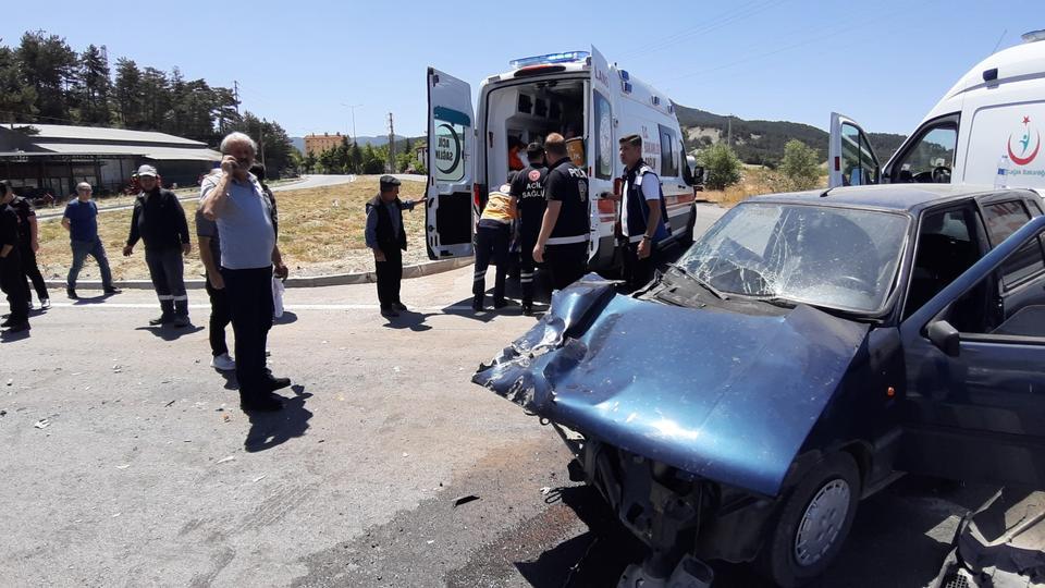 Süt kamyonu ile otomobil çarpıştı: 2 yaralı