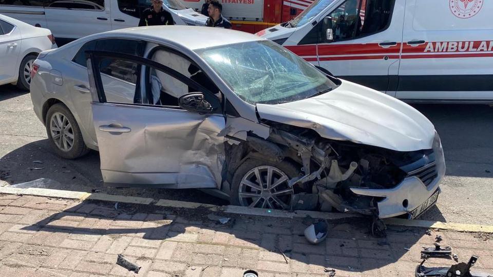 Otomobiller çarpıştı: 6 yaralı