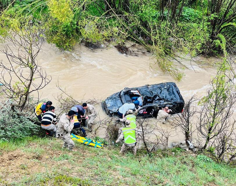 GÜMÜŞHANE'DE OTOMOBİL DEREYE UÇTU AYNI AİLEDEN 1 ÇOCUK ÖLDÜ, 4 KİŞİ YARALANDI