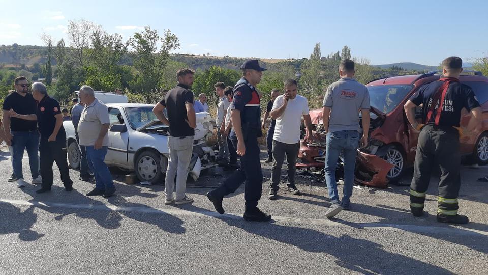 İki araç kafa kafaya çarpıştı: 1 ölü, 10 yaralı
