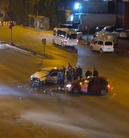 Otomobiller kafa kafaya çarpıştı; 2 yaralı