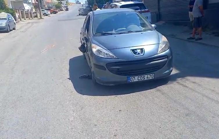 Yolun karşısına geçmeye çalışan yayaya otomobil çarptı