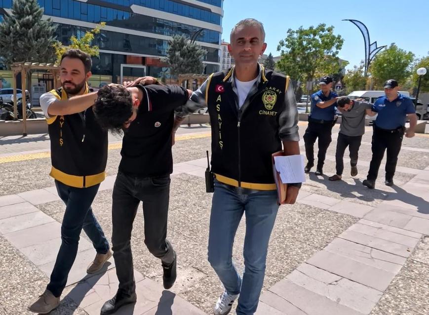 Polise sandalye ve bıçaklı saldıran baba-oğul tutuklandı