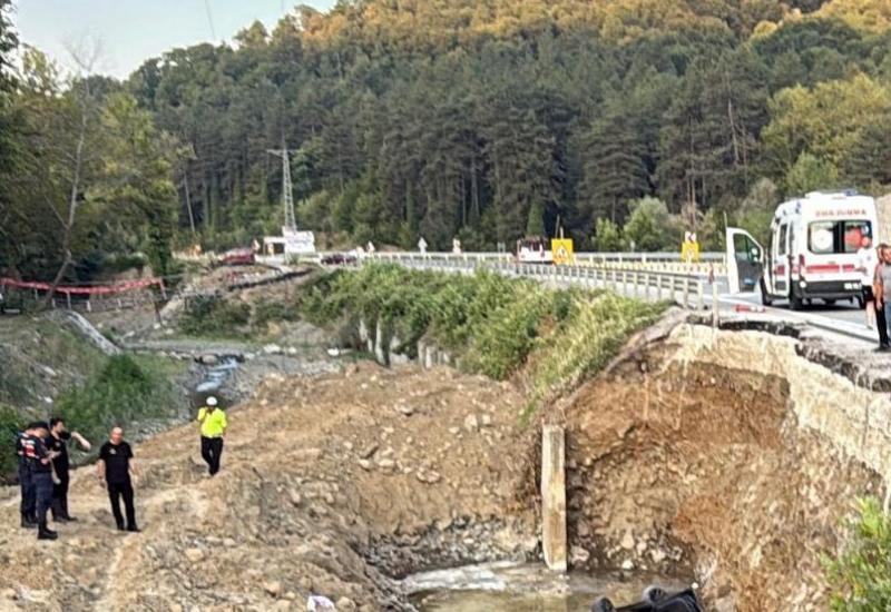 Otomobil dereye uçtu: Baba-oğul hayatını kaybetti