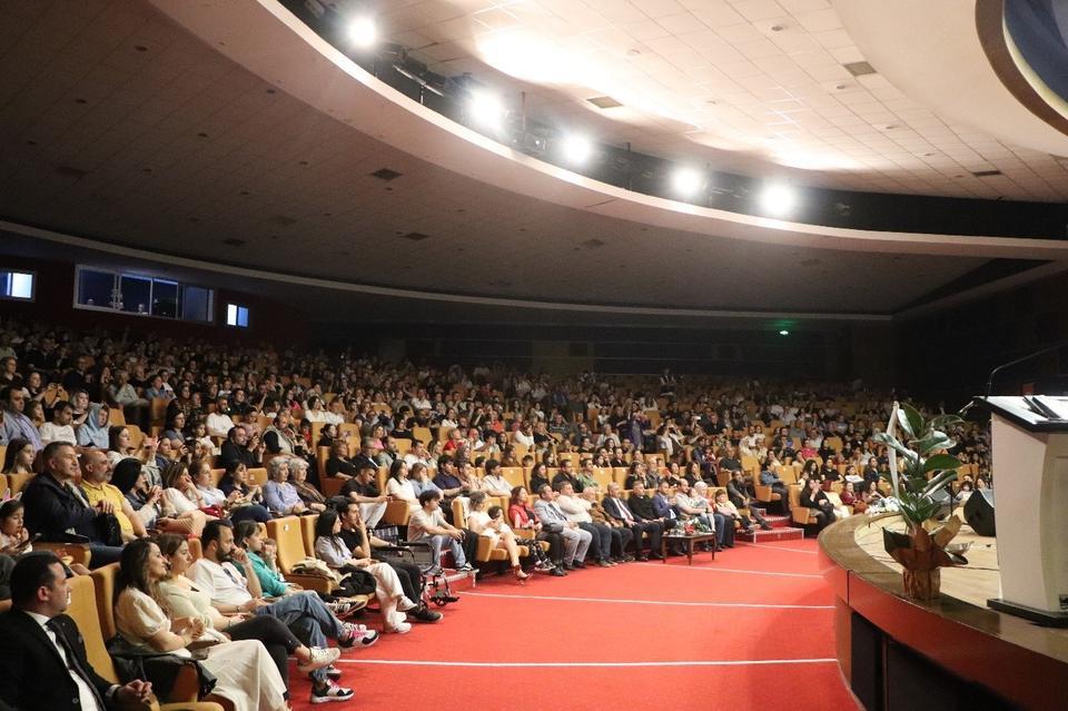 GELECEĞİN SANATÇILARI EFELER'DE SAHNE ALDI MÜZİK VE SANAT AKADEMİSİ'NDEN UNUTULMAZ KONSER