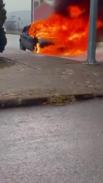 Yanan araç, alev topuna döndü