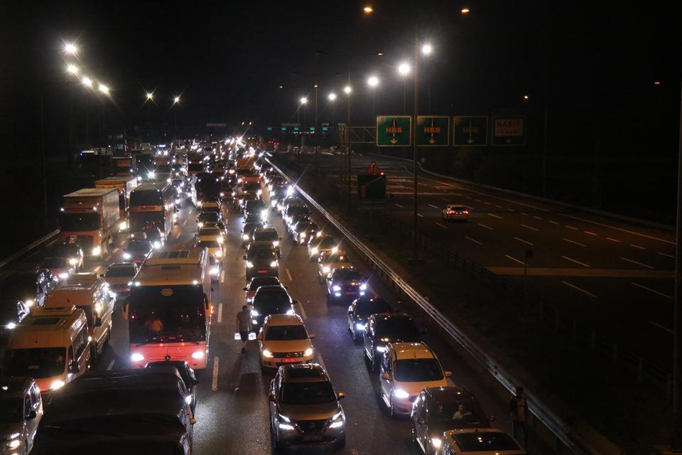 Otoyolların kesişim noktasında trafik durdu