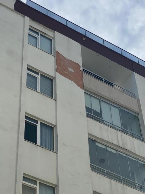 Binadan düşen sıva parçaları tehlike saçıyor