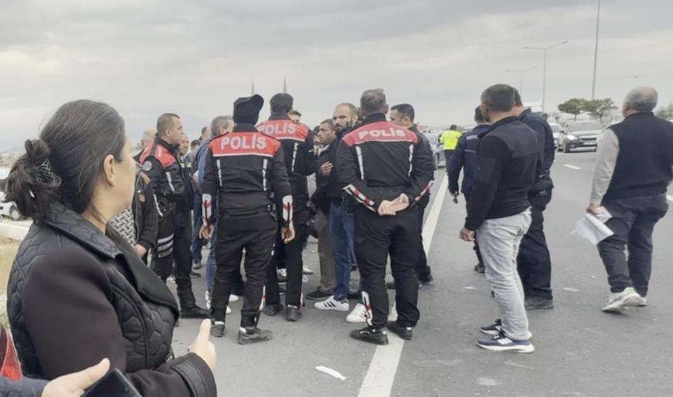 Polis cenazesi sırasında konvoya saldırı: 4 yaralı