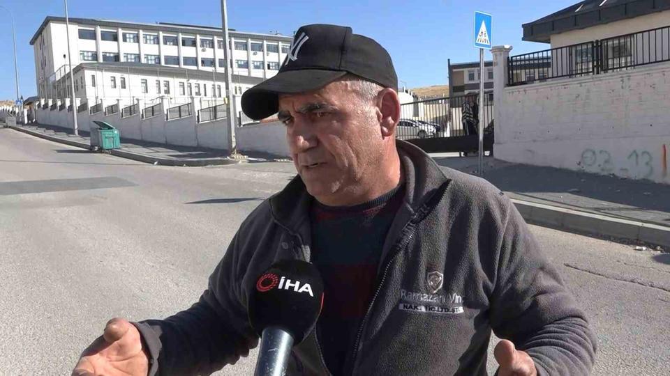 BABA HÜSEYİN BAYIR İSE "OKUL ÇIKIŞINDA ARABAYA ZORLA BİNDİRİLMİŞ, ARKASINDAN AĞZINI KAPATARAK ARABAYA BİNDİRİLMİŞ. DAHA SONRASINDA İNŞAATA GÖTÜRÜLMÜŞ. BUNU YAPANLARIN GEREKEN EN AĞIR CEZAYI ALMALARINI İSTİYORUM” DİYE KONUŞTU. (SAİD VAKKAS YAĞCI - UĞUR DÖNEK/GAZİANTEP-İHA)