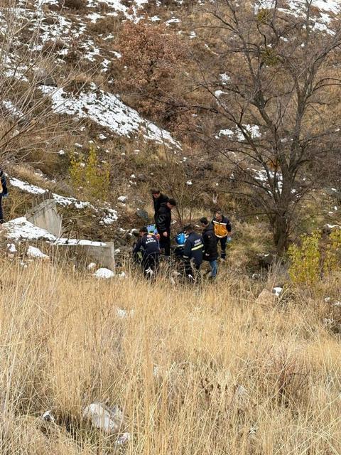 Motosiklet sürücüsü şarampole yuvarlandı