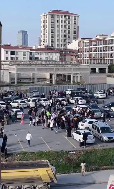 TAKI TÖRENİ ERKENE ALINMAK İSTENİLDİ, ORTALIK SAVAŞ ALANINA DÖNDÜ ESENYURT'TA DÜĞÜNDE İKİ AİLE ARASINDA KAVGA ÇIKTI
