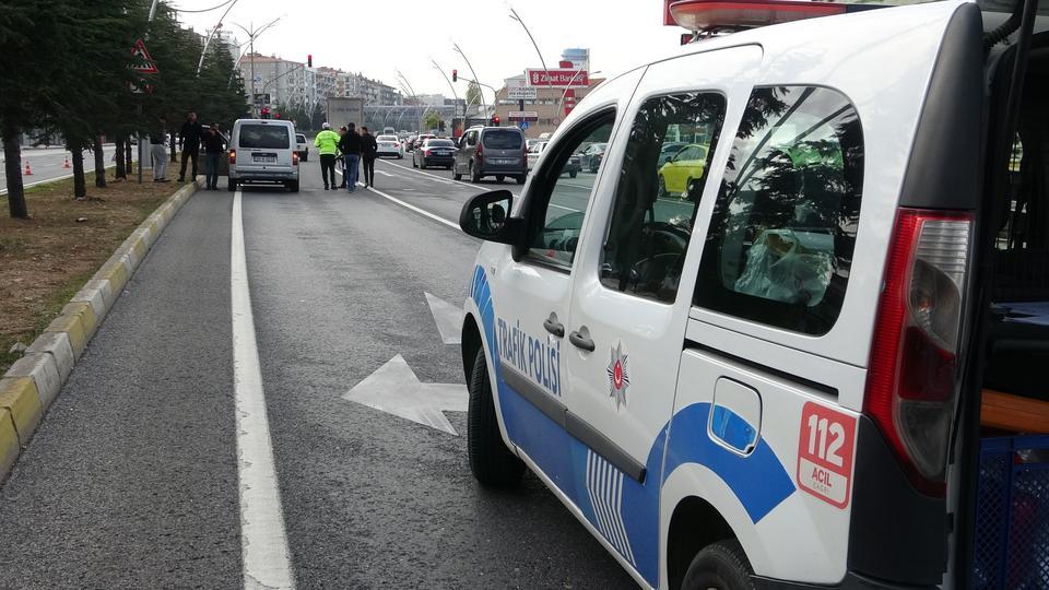 HAFİF TİCARİ ARAÇ YAYALARA ÇARPTI: 1'İ AĞIR 2 YARALI