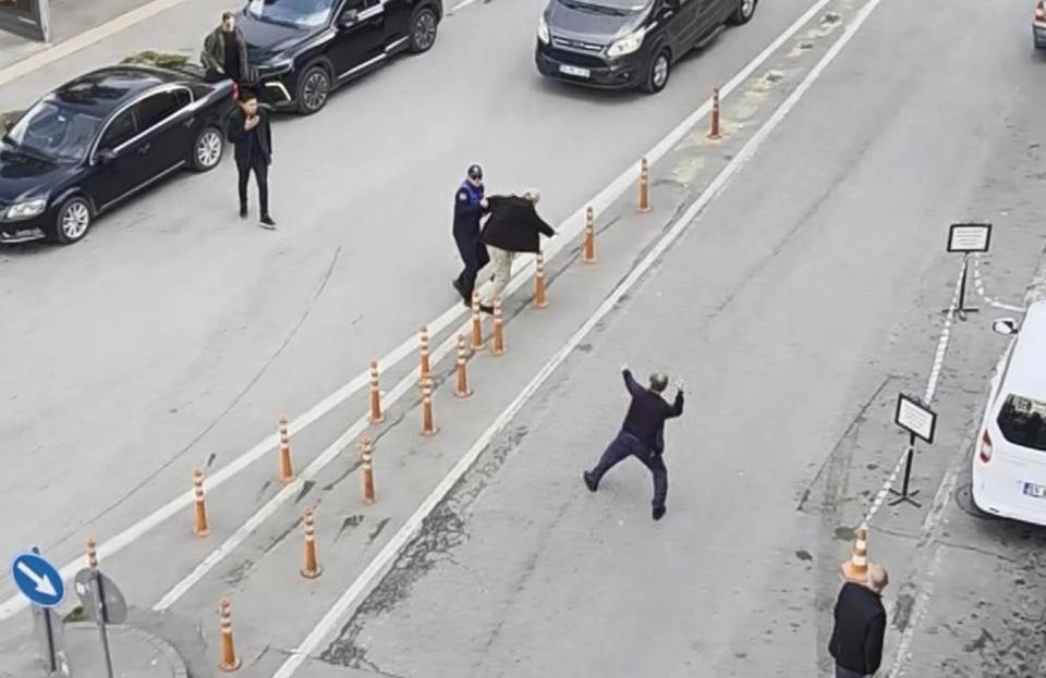 İki yaşlı adamın kavgasını araya girenler önledi