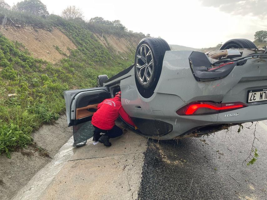 BALIKESİR'DE OTOBANDA ARAÇ TAKLA ATTI: 4 KİŞİ YARALANDI