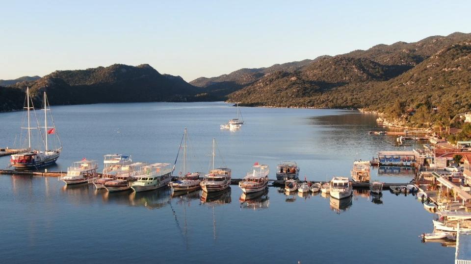 ANTALYA'DAN EĞİTİME YELKEN AÇAN TEKNE, BİR ÇOCUĞUN HAYALLERİNİ TAŞIYOR TEK ÖĞRENCİ İÇİN MAVİ YOLCULUK GİBİ OKUL SERVİSİ TEKNE İLE EVİNDEN ALINIP OKULA GÖTÜRÜLÜYOR DENİZ VE KARA SERVİSİNİ DEVLET KARŞILIYOR DENİZ YOLUYLA TARİHİN VE MAVİNİN İÇİNDEN KISKANDIRAN TAŞIMALI SİSTEM