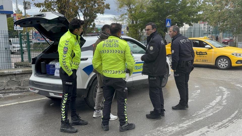 Otomobil yaya geçidinde kadına çarptı