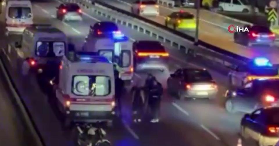 Otomobile çarpan motosiklet ambulansın altına savruldu: 2 yaralı