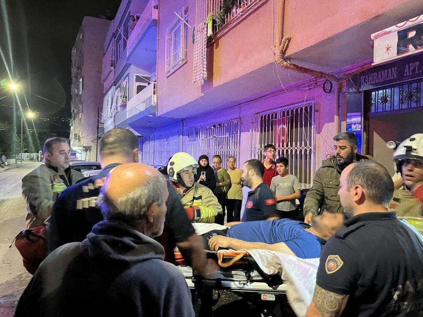 Dumanların sardığı evden yatalak hastayı itfaiye kurtardı