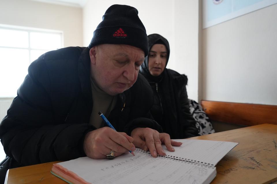 56 yaşında okuma-yazma öğrenen baba ile kızının azmi