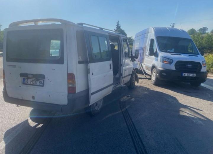 2 minibüs çarpıştı: 4 kişi yaralandı