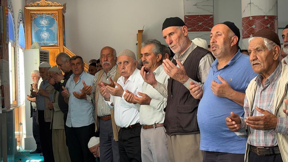 DENİZLİ'DEKİ OTOBÜS FACİASINDA HAYATINI KAYBEDEN ANNE VE KIZI İZMİR'DE TOPRAĞA VERİLDİ KIZININ KABRİNDEN DÖNÜYORDU, ACI KAZADA HAYATINI KAYBETTİ