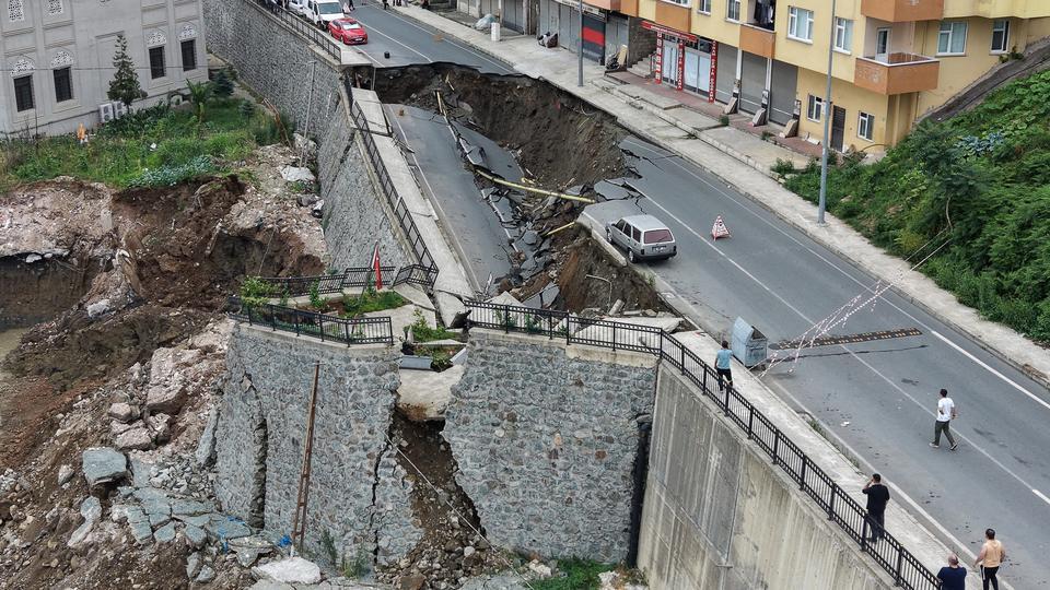 RİZE'DE 2 BİNANIN TAHLİYESİNE OLAN GÖÇÜK HAVADAN GÖRÜNTÜLENDİ