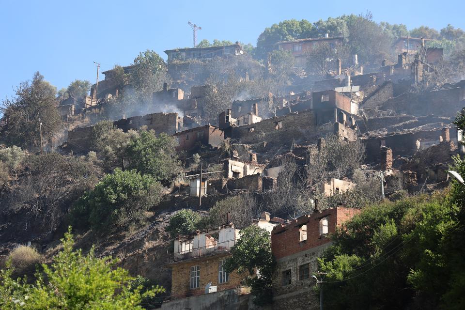 Yangında boşaltılan mahalle harabeye döndü