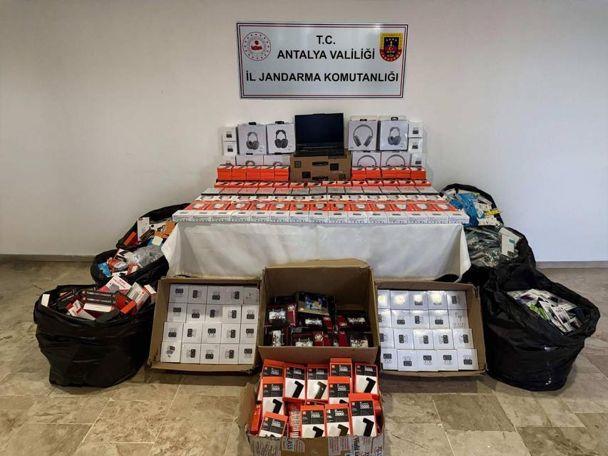 Telefon aksesuarı operasyonunda binlerce ürün ele geçirildi