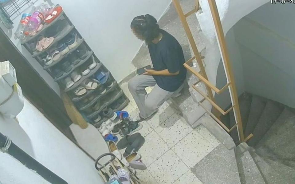 Ayakkabı hırsızı güvenlik kamerasına yakalandı