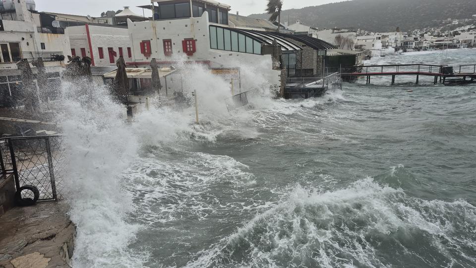 Tekneler karaya vurdu