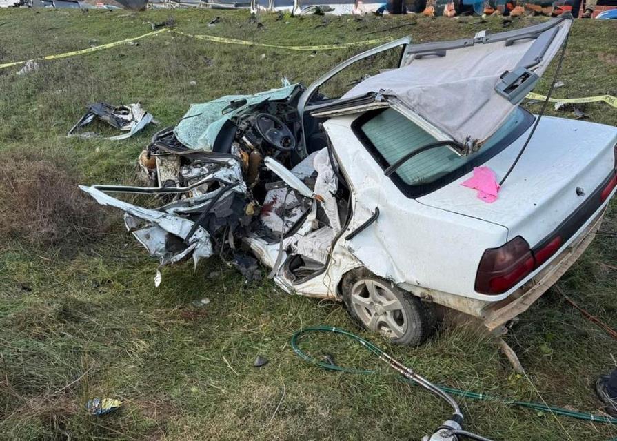 Araç kağıt gibi ezildi: 1 ölü, 1 yaralı