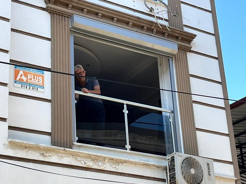 CENAZESİ ASANSÖRLÜ ARAÇLA EVDEN İNDİRİLDİ TABUTA SIĞMADI, MUSALLA TAŞINA KONULAMADI 300 KİLOLULUK YILDIRIM, GÖZYAŞLARIYLA UĞURLANDI