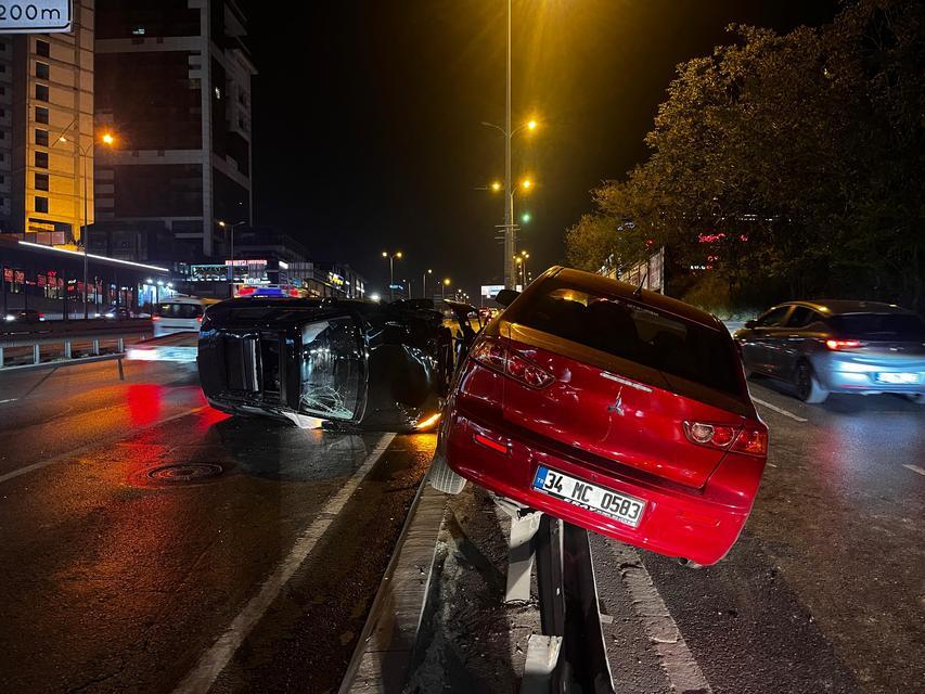 3 araçlı zincirleme kaza: 2 yaralı