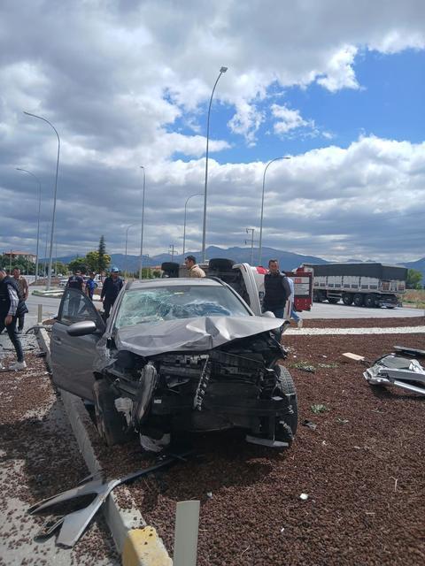 OTOMOBİLLERİN ÇARPIŞTIĞI KAZADA 7 KİŞİ YARALANDI