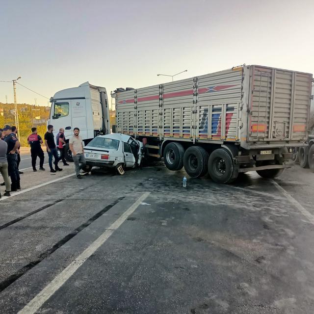 Tır ile otomobil çarpıştı: 3 yaralı