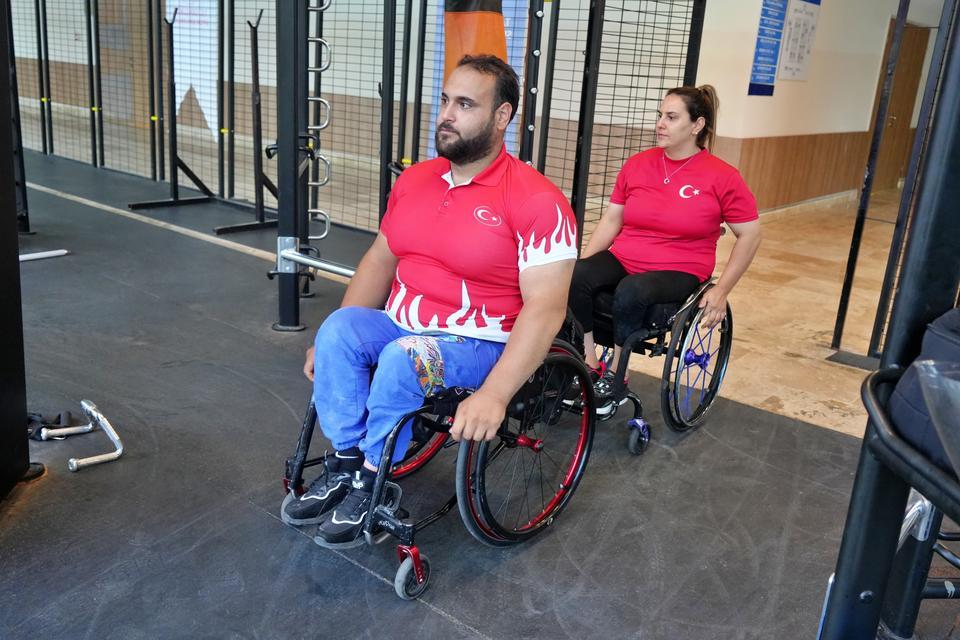 ENGEL TANIMAYAN ÇİFT 2028 OLİMPİYATLARINDA TÜRK BAYRAĞINI DALGALANDIRMAK İSTİYOR YOLDAN ÇEVİREN HOCASI, DÜNYA REKORUNA ULAŞTIRDI SPOR SALONUNDA BAŞLAYAN HİKAYEDE ŞİMDİ HEDEFLERİ OLİMPİYATTA TÜRK BAYRAĞINI DALGALANDIRMAK SALON ARKADAŞLIĞI, HAYAT ARKADAŞLIĞINA DÖNÜŞTÜ