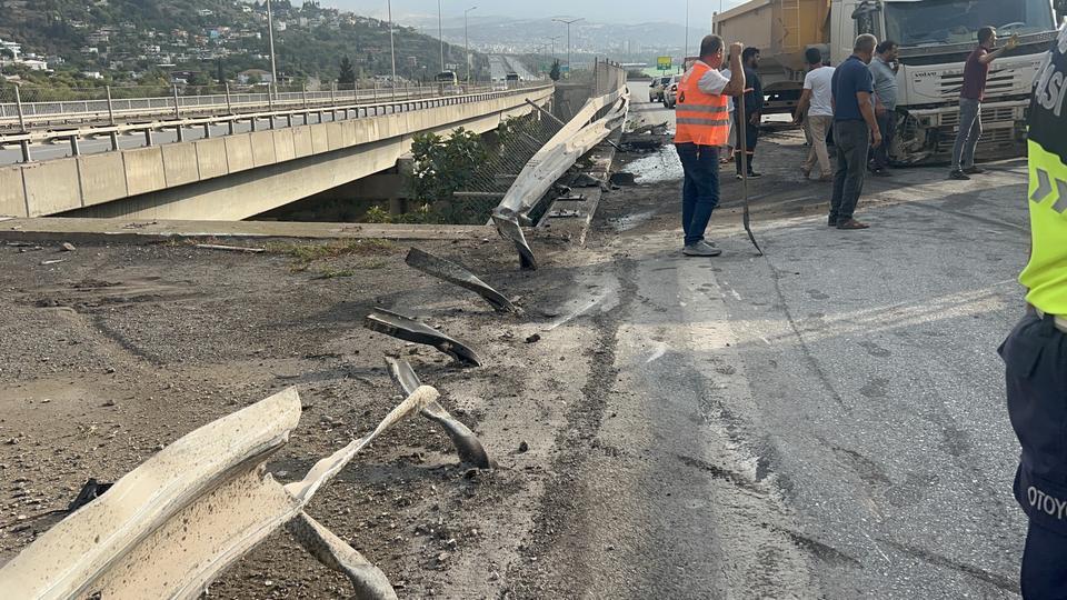 Kontrolden çıkan tır bariyerlere saplandı