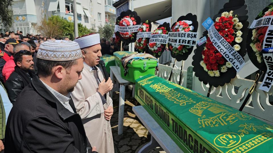 YANGINDA HAYATINI KAYBEDEN ANNE VE 2 ÇOCUĞU SON YOLCULUĞUNA UĞURLANDI