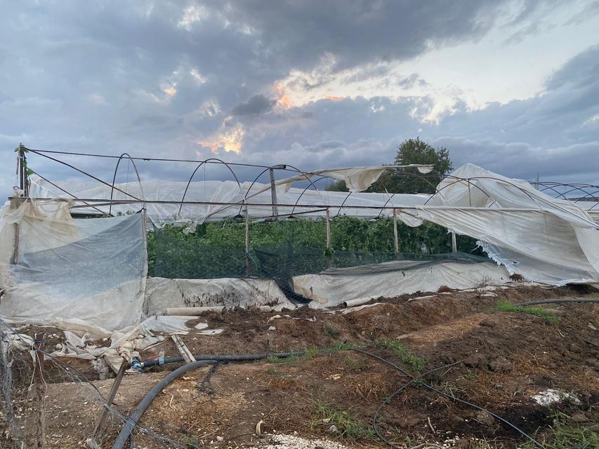 ANTALYA'DA ÇIKAN HORTUM EV VE SERALARA ZARAR VERDİ SAĞANAK NEDENİYLE BAZI TARIM ARAZİLERİ SULAR ALTINDA KALDI