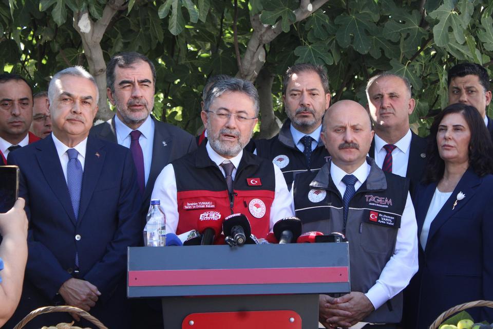 BAKANI YUMAKLI AYDIN'DA İNCİR HASADINA KATILDI BAKAN YUMAKLI: "GÜMRÜKTEN DÖNEN HER ŞEYİ ZEHİR OLARAK ADDETMEK FAYDA SAĞLAMAZ"
