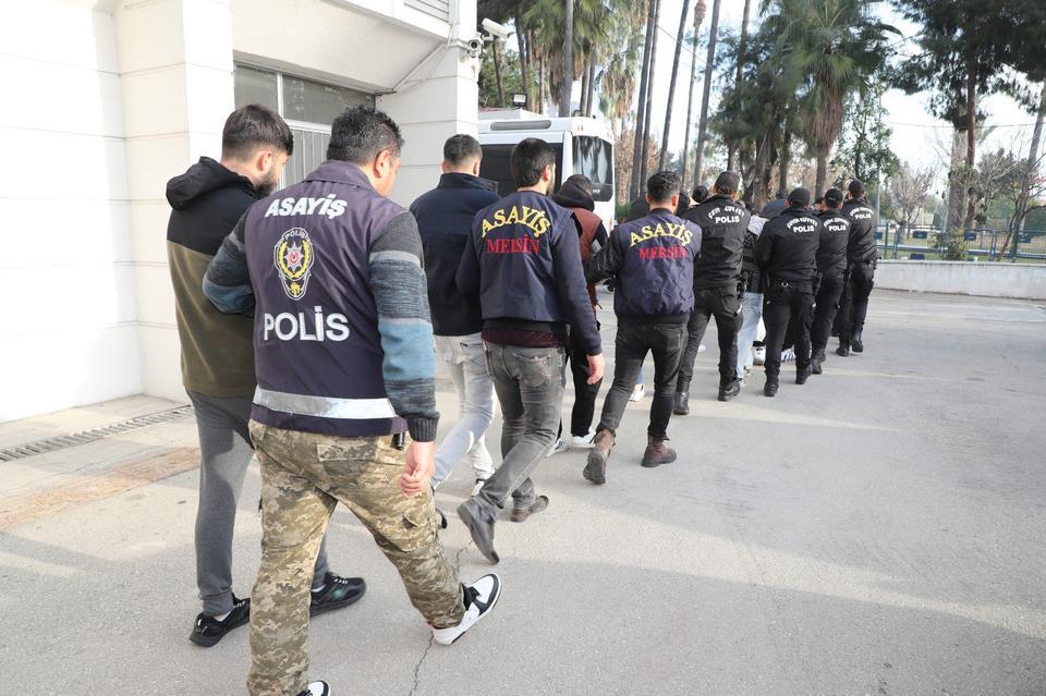 190 MİLYON LİRA VURGUN YAPAN ÇETE ÇÖKERTİLDİ:11 TUTUKLAMA MERSİN MERKEZLİ 10 İLDE POLİSİN DÜZENLEDİĞİ OPERASYONLA 190 MİLYON 965 BİN TL'LİK VURGUN YAPAN ÇETE ÇÖKERTİLDİ, 11 ŞÜPHELİ TUTUKLANDI, 3'ÜNE DE EV HAPSİ VERİLDİ