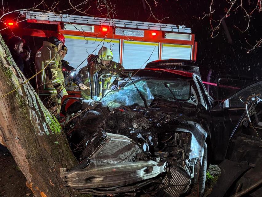 Kontrolden çıkan araç ağaca çarptı: 2 ölü, 2 yaralı