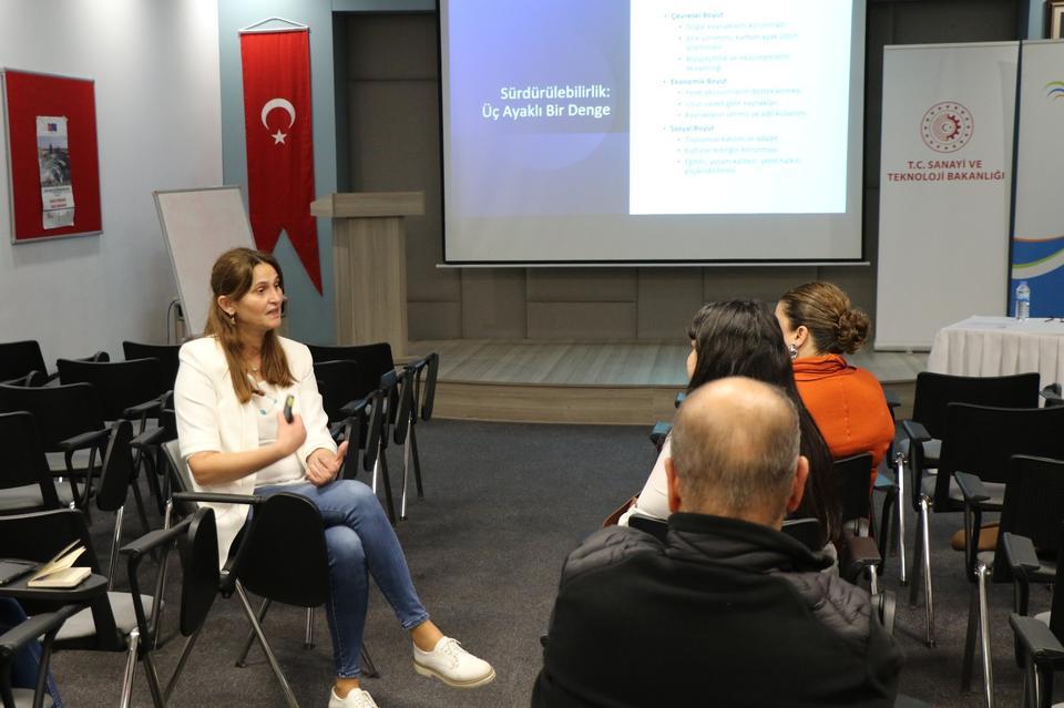 AYTO'DAN İŞ DÜNYASINA İLETİŞİM VE MARKALAŞMA EĞİTİMİ