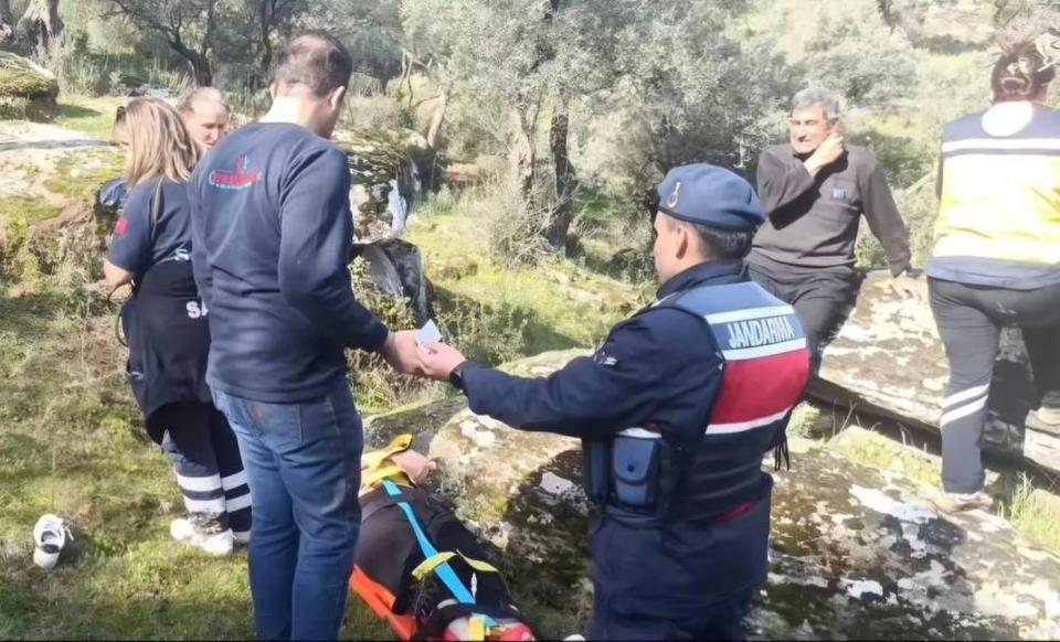 Aydın'da kayalıktan düşen kadın kurtarıldı