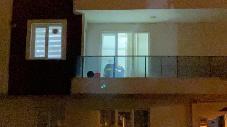 KAPI ÖNÜNDEKİ KAVGA CİNAYETLE SONUÇLANDI: TARTIŞTIĞI KADINI BIÇAKLAYARAK ÖLDÜRDÜ EVİNE GİDİP TARTIŞTIĞI KADINI BIÇAKLAYARAK ÖLDÜREN GENÇ KIZ VE ARKADAŞI GÖZALTINA ALINDI