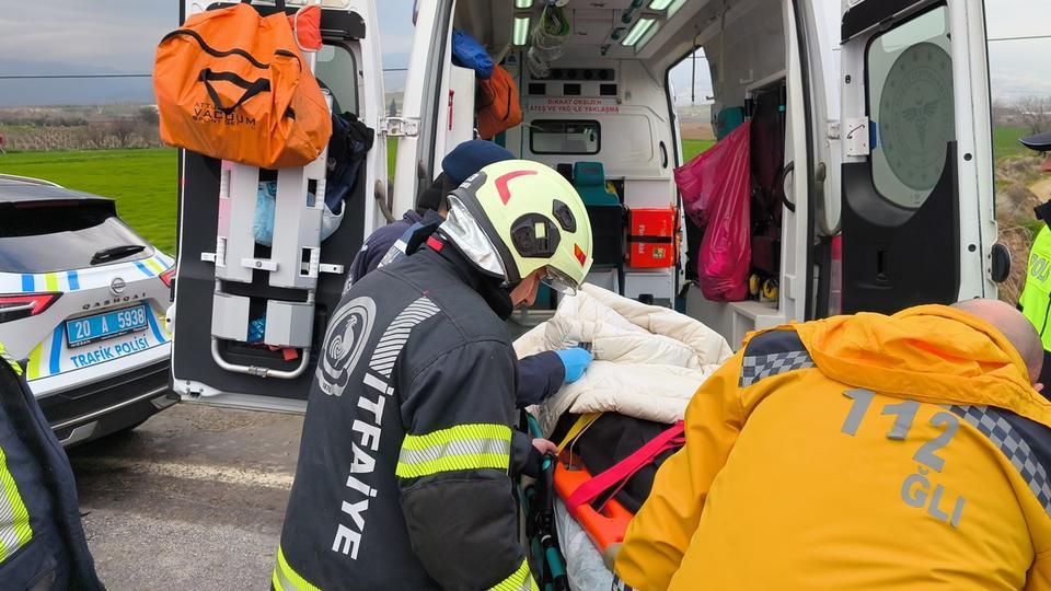 İZMİR'DEN DENİZLİ'YE TURNUVAYA GELEN ÖĞRENCİLER KAZA YAPTI: 2 ÖLÜ, 26 YARALI