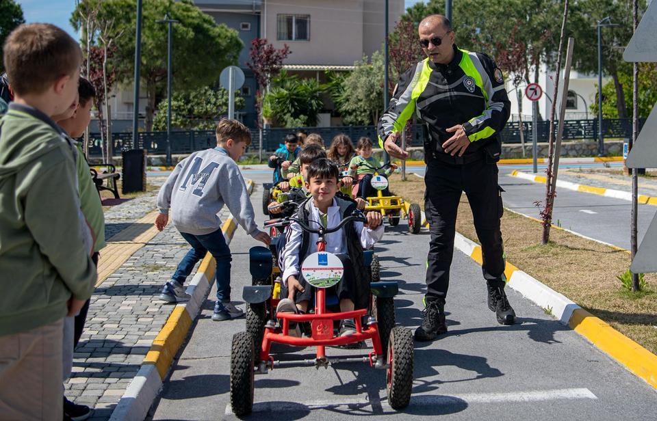 KUŞADASI'NDA GELECEĞİN BİLİNÇLİ SÜRÜCÜLERİ BU PARKTA YETİŞİYOR